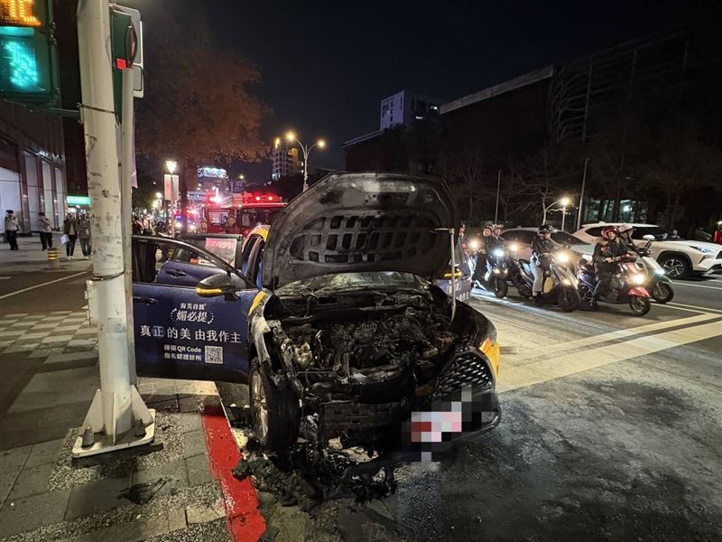 計程車行經忠孝東路二段時，因不明原因自燃竄出濃煙。（圖／翻攝畫面）