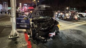 北捷,忠孝新生,火燒車,小黃,車頭,火勢,燒成廢鐵,計程車（圖／翻攝畫面）