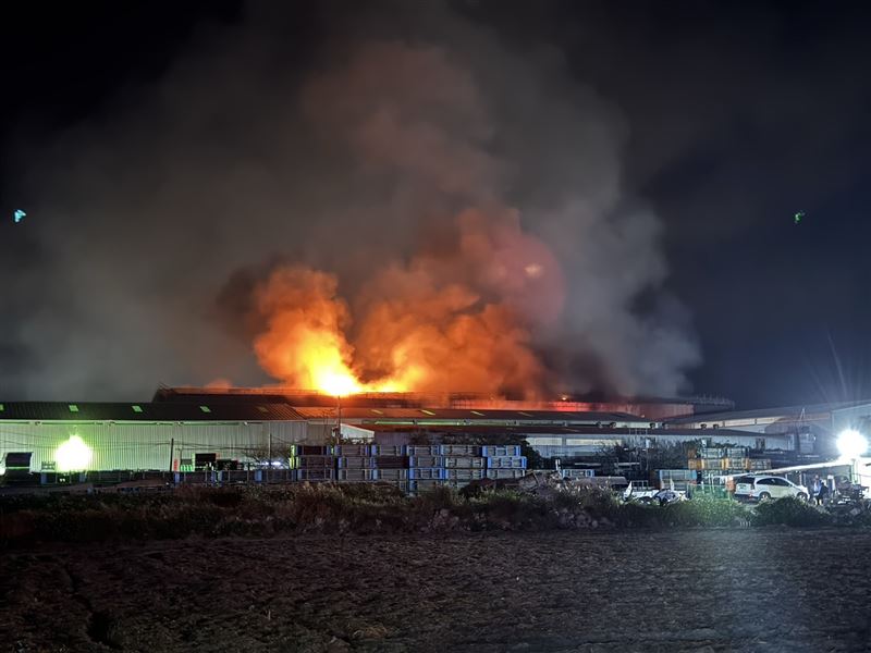 桃園大園一處鐵皮工廠陷入火海。（圖／翻攝畫面）