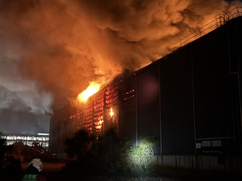 消防人員趕抵時鐵皮屋已全面燃燒。（圖／翻攝畫面）