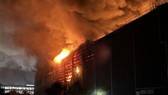 新／桃園暗夜大火！連棟鐵皮工廠陷入火海