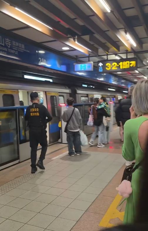 數名保全進入車廂查看，現場氣氛緊繃，北捷表示：誤會一場已排除。（圖／翻攝自Threads @rwindance）
