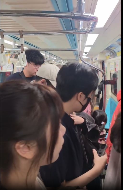 捷運到龍山寺站後，乘客一臉驚恐急忙下車。（圖／翻攝自Threads @rwindance）