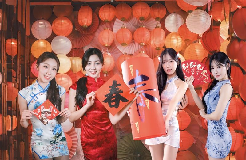 韓籍啦啦隊女神「洋基四皇」朴淡備(左起)、睦那京、李素敏、崔洪邏特地穿旗袍賀歲。(圖/耐特行銷提供)