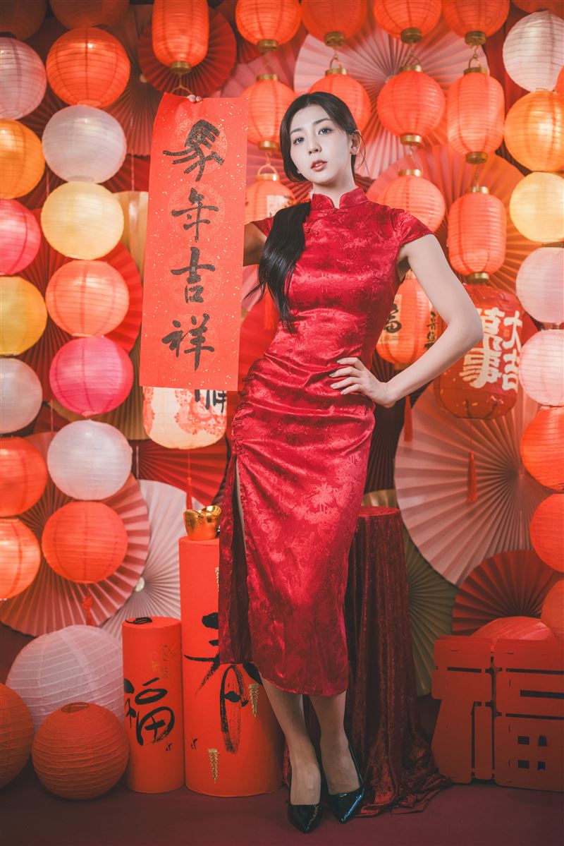 25歲的人氣女神睦那京首度嘗試穿旗袍。(圖/耐特行銷提供)