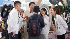 一名戴著漁夫帽的少年哽咽希望黃國昌能夠找回良心。（圖／翻攝自黃國昌YouTube）