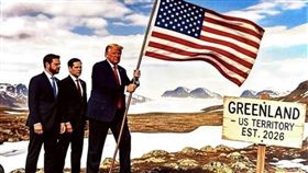 川普上傳了多張AI生成圖，其中一張是他帶領副總統范斯與國務卿盧比歐，作勢在格陵蘭領土上插下美國國旗，一旁告示牌上寫著：「格陵蘭自2026年起成為美國領土」。（圖/翻攝Truth Social）