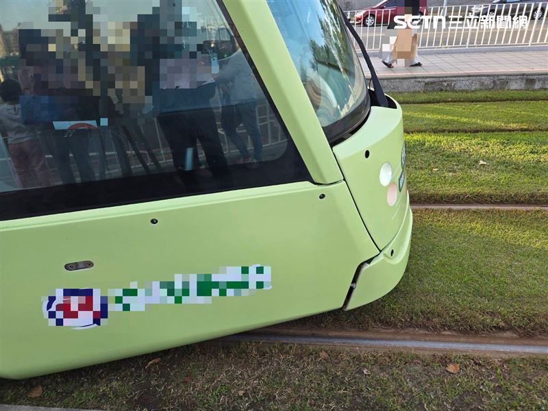 父牽8歲兒穿越軌道，下秒被輕軌撞畫面曝光。（圖／翻攝畫面）