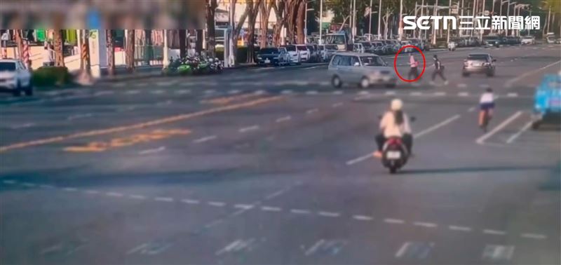 父牽8歲兒穿越軌道 下秒被輕軌撞畫面曝