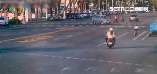 父牽8歲兒穿越軌道　下秒被輕軌撞畫面曝