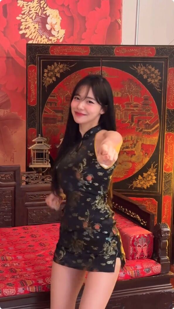 李多慧穿旗袍拜年。(圖/翻攝自臉書)