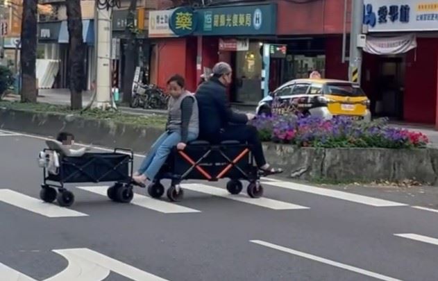 台北驚見電動小火車!網笑:天龍人鬆弛感