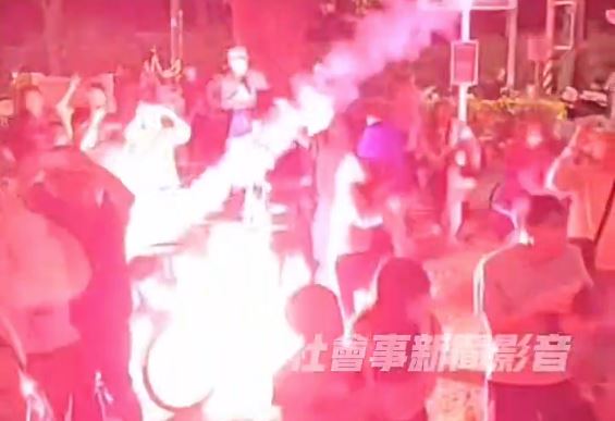 火光在人群中炸開。（圖／翻攝《社會事新聞影音》）
