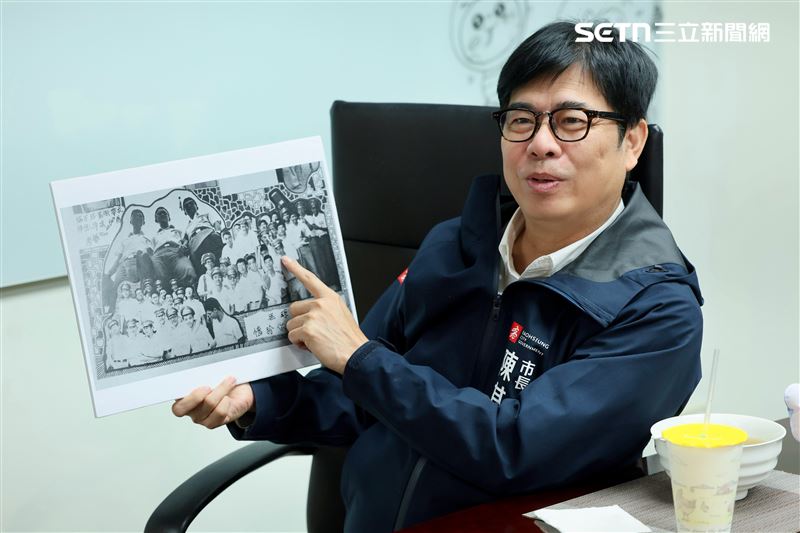 陳其邁翻開高中相冊，自己也掉入回憶殺，細數求學時的趣事。（圖／翻攝畫面）