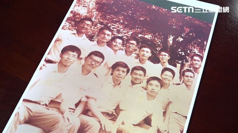 陳其邁高中時期帶著金框眼鏡，照相都是一號表情。（圖／翻攝畫面）