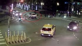 新北市三峽區14日發生一起車禍，一輛白色小客車行經學成路、大德路口時，疑因搶快左轉，撞上走在人行穿越道上的5歲女童，造成女童輕微擦挫傷，所幸經送醫就診後無大礙，小客車駕駛肇事瞬間全被監視器拍下。（圖／翻攝畫面）