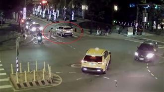 5歲女童斑馬線上被撞倒　驚悚畫面曝光