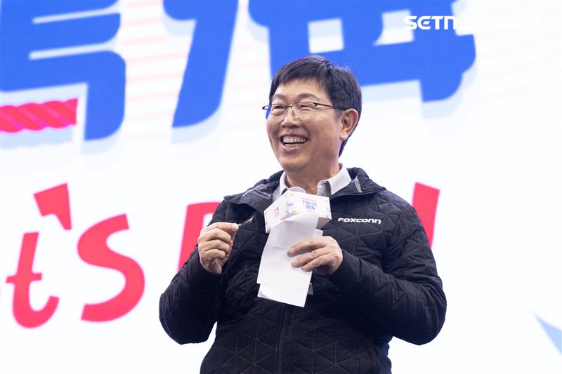 鴻海年薪未破百萬行政Jason，因留看謝金燕表演幸運遞補離場者，爽抱千萬大獎！中獎當下他興奮手抖，老婆卻淡定冷回「可置產」。一夕暴富的他仍搭捷運、吃路邊攤，不改平民作風。圖為2026年「鴻海運動嘉年華」（圖／鴻海提供）