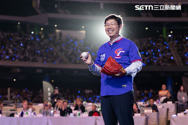 鴻海千萬得主Jason現身！身為基層員工的他精算後，扣稅實拿約700萬，霸氣宣告絕不離職。愛妻淡定提議置產，Jason除規劃買房頭期款，更打算加碼投資自家股票。爽休10天後，開工唯一煩惱竟是「要花多少錢請客」！（圖／鴻海提供）