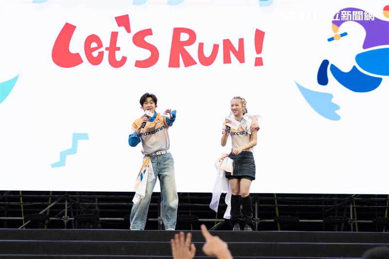 鴻海年薪未破百萬行政Jason，因留看謝金燕表演幸運遞補離場者，爽抱千萬大獎！中獎當下他興奮手抖，老婆卻淡定冷回「可置產」。一夕暴富的他仍搭捷運、吃路邊攤，不改平民作風。圖為2026年「鴻海運動嘉年華」（圖／鴻海提供）