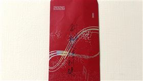 「鴻海運動嘉年會」創辦人郭台銘提供的千萬大獎得主Jason現身！身為年薪未破百萬的基層行政，他因留到最後欣賞「姊姊」謝金燕表演，幸運遞補離場者爽抱千萬。 Jason透露中獎當下「手狂抖」，老婆得知後竟超淡定冷回「可以置產」。一夕暴富的他不改平民作風，當晚照搭捷運吃路邊攤！圖為全台限量10包，價值1,000萬的「創辦人特別獎紅包」。（圖／Jason提供） 