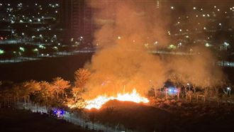 尾牙放炮助興？橋頭大片雜草木材燒光