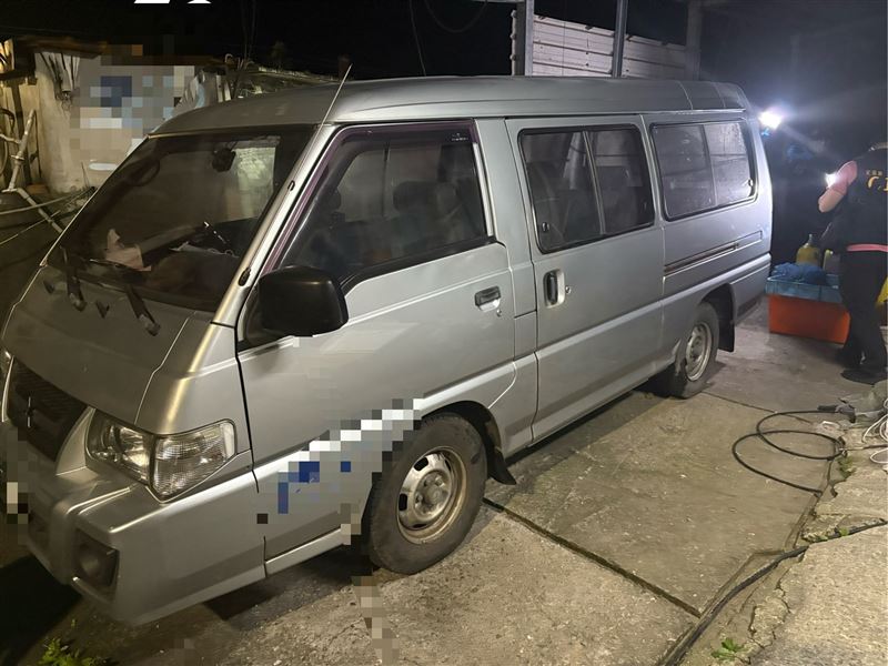 吳姓嫌犯（63歲）開車前往被害人住處放置包裹炸彈。（圖／翻攝畫面）