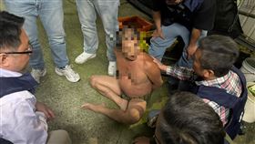 宜蘭市14日發生一起包裹爆炸案，造成70歲及66歲的洪姓姊弟受傷，其中拆包裹的弟弟遭鐵片刺進胸口，傷勢嚴重，警方昨晚逮捕涉案的吳姓嫌犯（63歲），嫌犯疑與洪姓姐姐的兒子朱男有39萬元的投資糾紛，疑因此挾怨報復，不料卻誤傷朱男的2名家人。