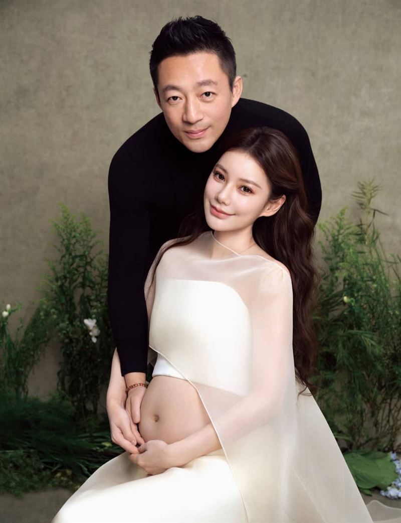 汪小菲輕撫馬筱梅孕肚。（圖／翻攝自IG）