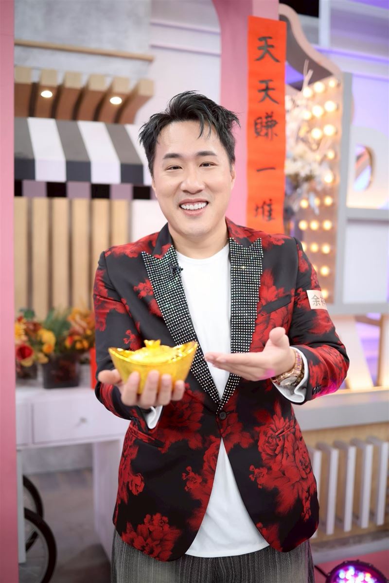 余祥銓包給爸媽大紅包。（圖／記者鄭孟晃攝影）