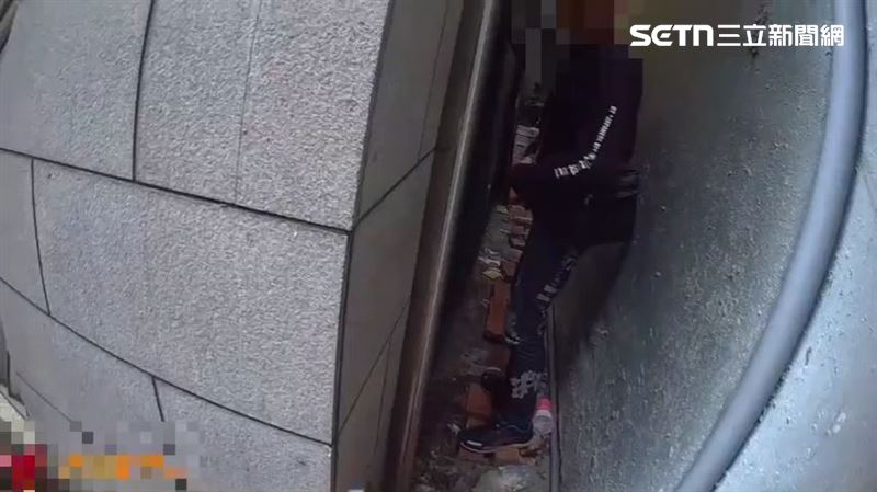 新北吳姓通緝犯隨地便溺遭警盤查，他推開警員逃逸仍遭逮捕。（圖／翻攝畫面）