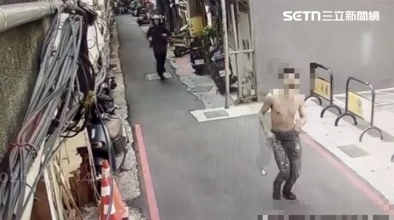 新北吳姓通緝犯隨地便溺遭警盤查，他推開警員逃逸仍遭逮捕。（圖／翻攝畫面）