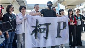 柯文哲伉儷現身民眾黨發春聯活動（3）民眾黨14日上午在台北市圓山捷運站外發送春聯，創黨主席柯文哲（左3）與妻子陳佩琪（右3）、黨籍立委、市議員等向民眾拜年，支持者帶著印有「柯P」旗幟到場，為柯文哲加油打氣。中央社記者裴禛攝　115年2月14日