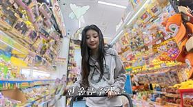 ILLIT成員Wonhee（李沅禧）在日本拍攝逛街影片引發熱議。（圖／翻攝ILLIT YT）