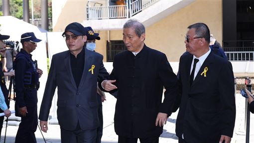 張安樂現身吳敦告別式！遭警攔下不忍抱怨