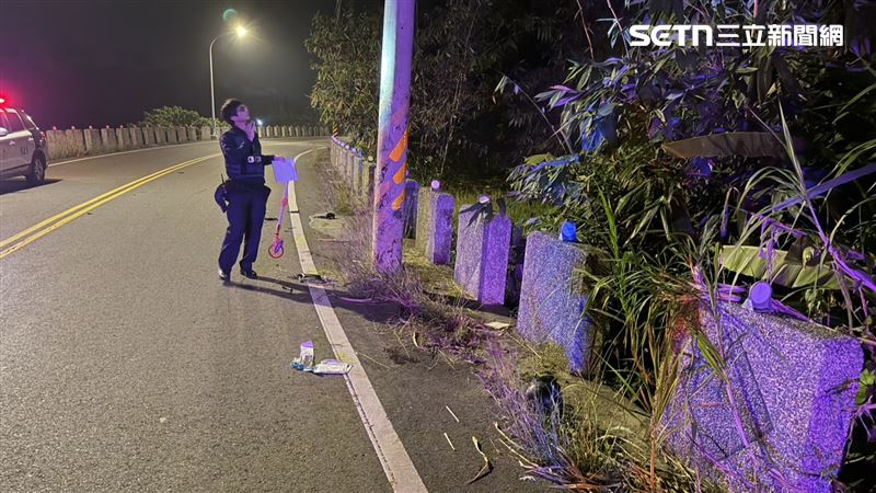 依據撞車位置及電線桿、護欄周邊散落碎片，發現護欄有水泥掉落情形，車頭擋泥板位置附有黃色漆，初步研判是自撞掉落邊坡。（圖／翻攝畫面）