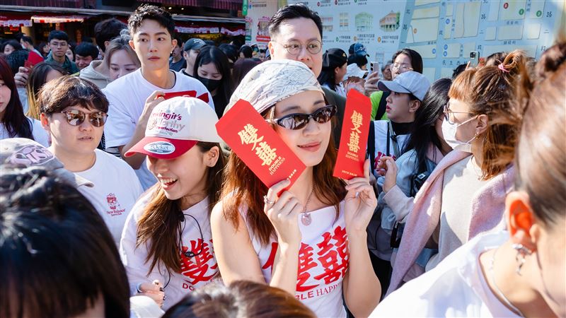 9m88 現場也收到粉絲親手製作的紅包袋，讓她大讚台灣影迷的才華與心意。（圖／水花電影提供）