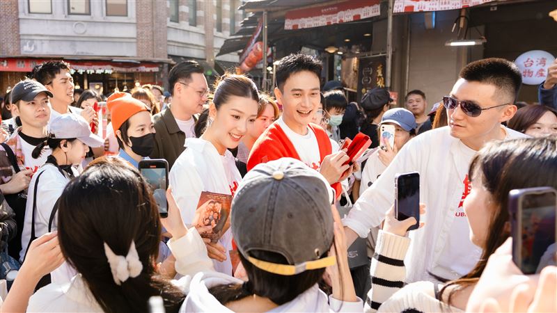 《雙囍》主演余香凝（左）、劉冠廷（右）一起掃街拜年。（圖／水花電影提供）