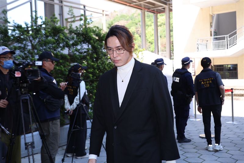 陳楚河抵達吳敦告別式。（圖／記者鄭孟晃攝影）