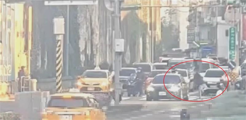 肇事駕駛下車察看後，隨即上車逃離現場。（圖／翻攝畫面）