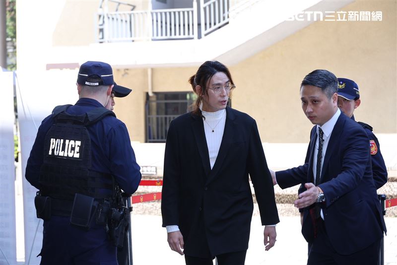 陳楚河抵達吳敦告別式。（圖／記者鄭孟晃攝影）