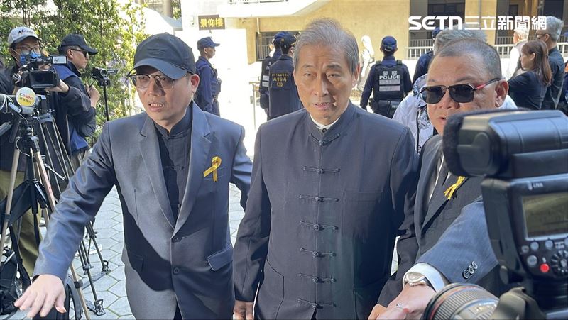 白狼張安樂參加竹聯幫大老吳敦告別式。（圖／記者楊忠翰攝影）