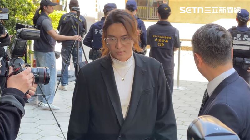 陳啟禮兒子陳楚河參加竹聯幫大老吳敦告別式。（圖／記者楊忠翰攝影）