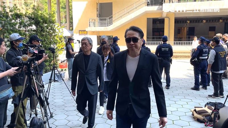 前議員及藝人歐陽龍參加竹聯幫大老吳敦告別式。（圖／記者楊忠翰攝影）