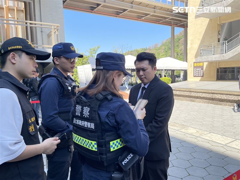 警方派遣40多名警力到場監控竹聯幫大老吳敦告別式。（圖／記者楊忠翰攝影）