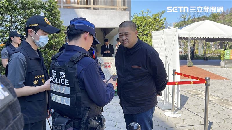 警方派遣40多名警力到場監控竹聯幫大老吳敦告別式。（圖／記者楊忠翰攝影）