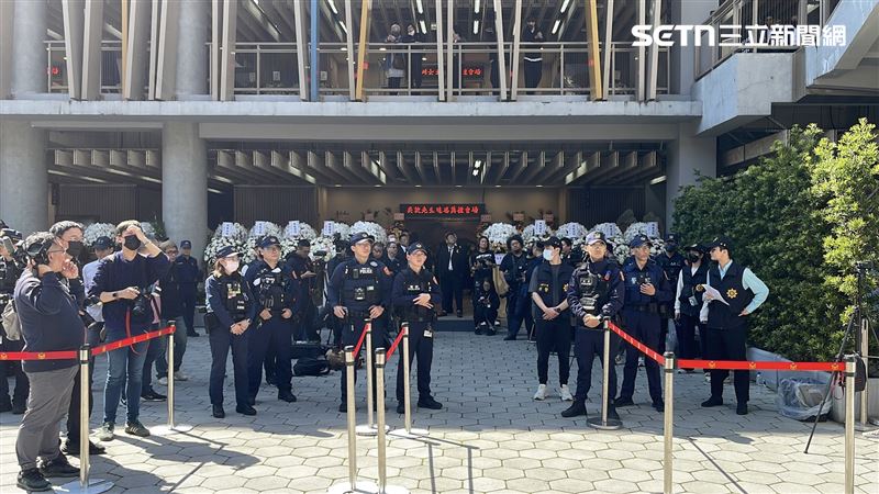 警方派遣40多名警力到場監控竹聯幫大老吳敦告別式。（圖／記者楊忠翰攝影）