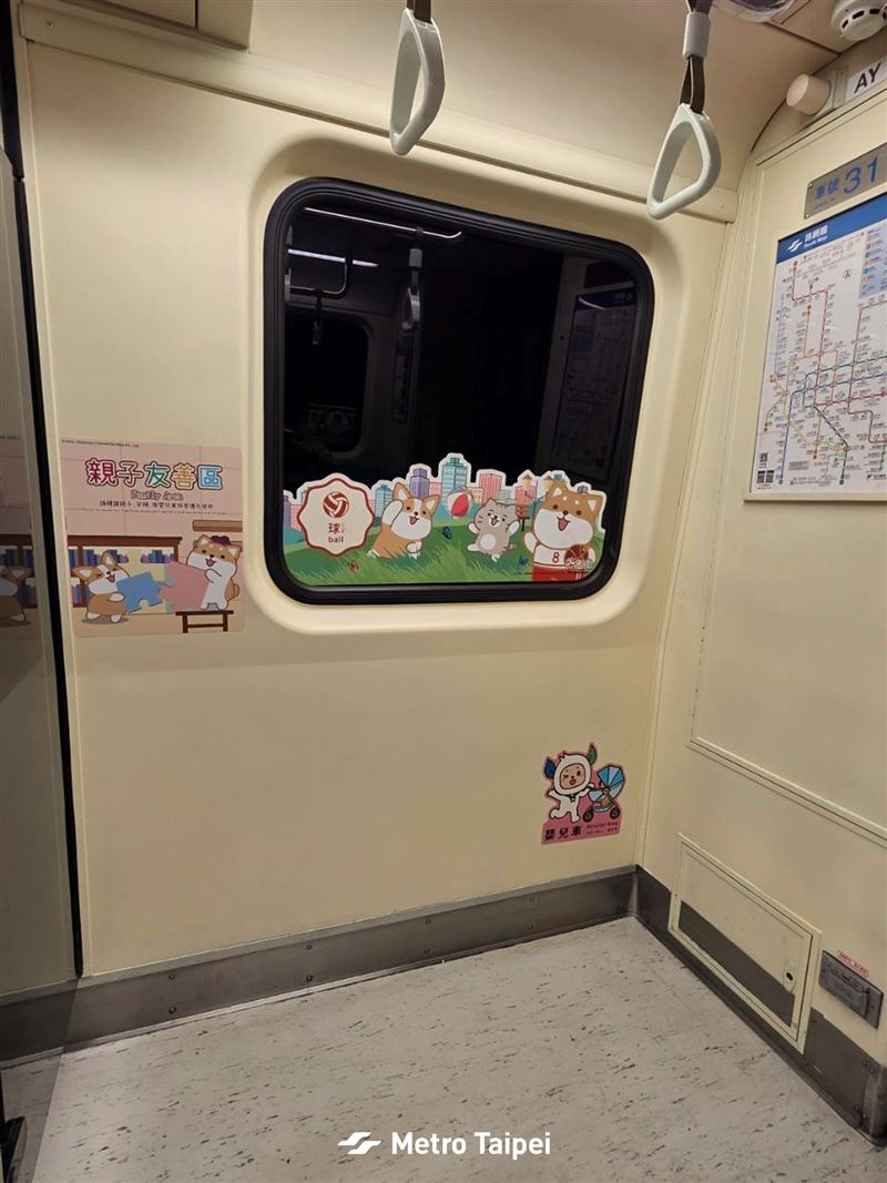 北捷增設嬰兒車專用停車區，讓家長、小孩更安全，動線上也更順暢。（圖／台北捷運提供）