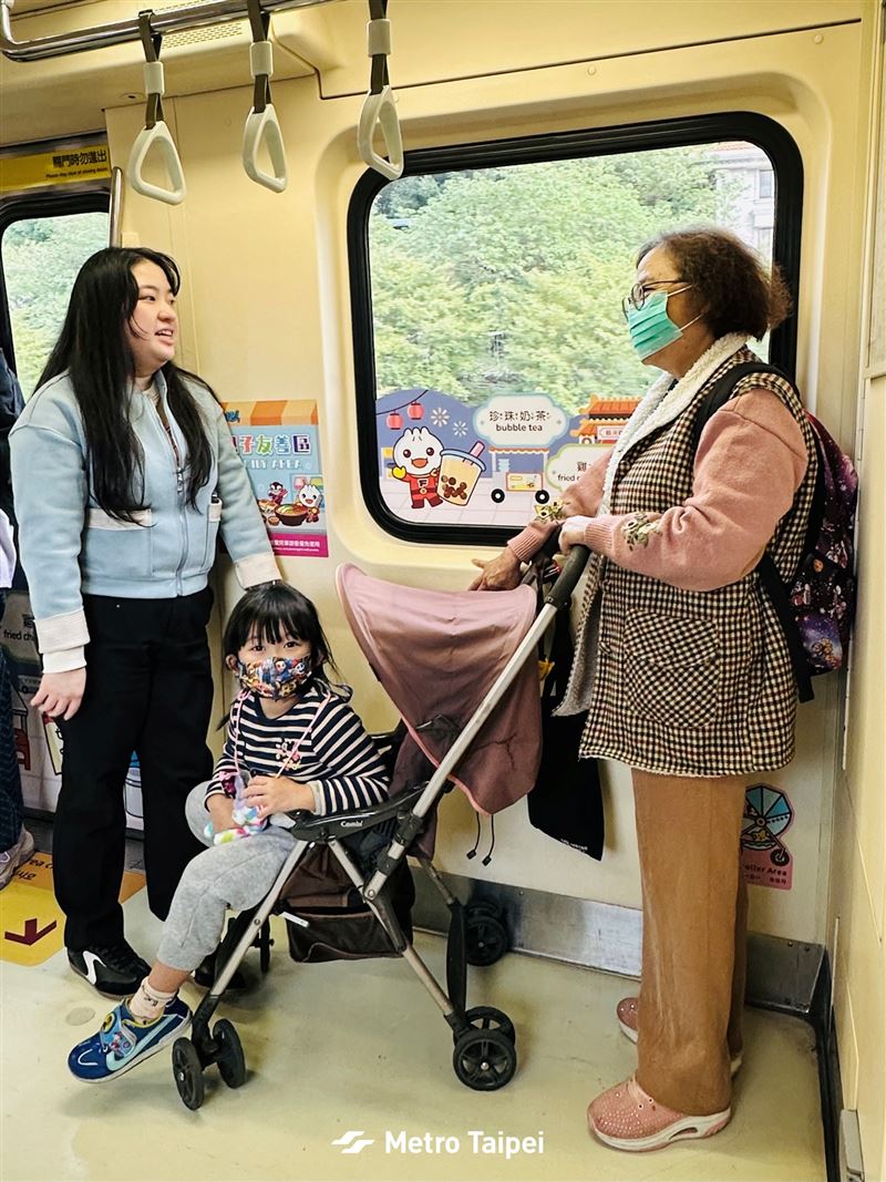 北捷增設嬰兒車專用停車區，讓家長、小孩更安全，動線上也更順暢。（圖／台北捷運提供）