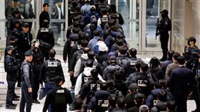 今年一月，於南韓仁川國際機場，警方押送涉嫌參與柬埔寨詐騙活動的韓國公民。（圖／路透社／達志影像）